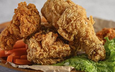 delivery_0033_frango-frito-crocante-em-um-prato-com-salada-e-cenoura